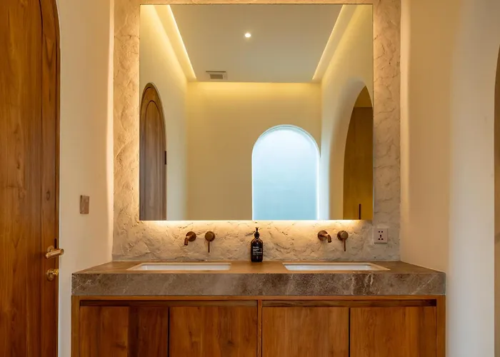 Kairos 2br W Pool & Rooftop, Min From Waves
